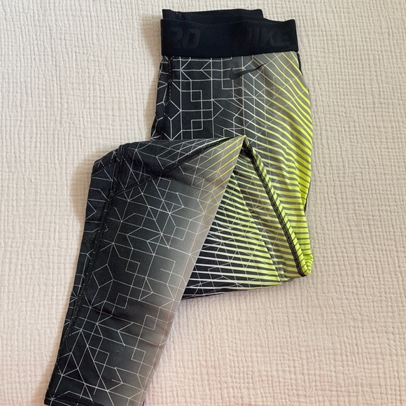 Women’s NIKE dri- fit leggings - Picture 1 of 3